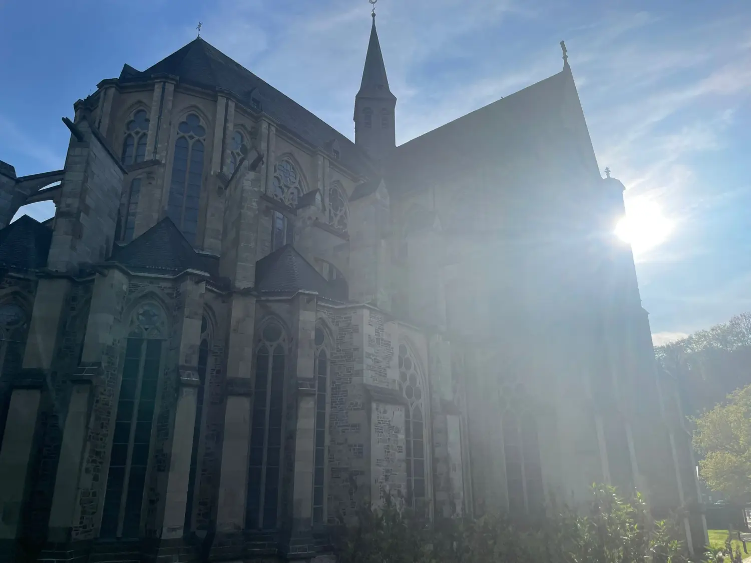 Elektro- und Instrumententechniker, der eine Drohne fliegt, um die Temperatur zu überprüfen und das elektrische System im Solarpanelbereich zu warten.