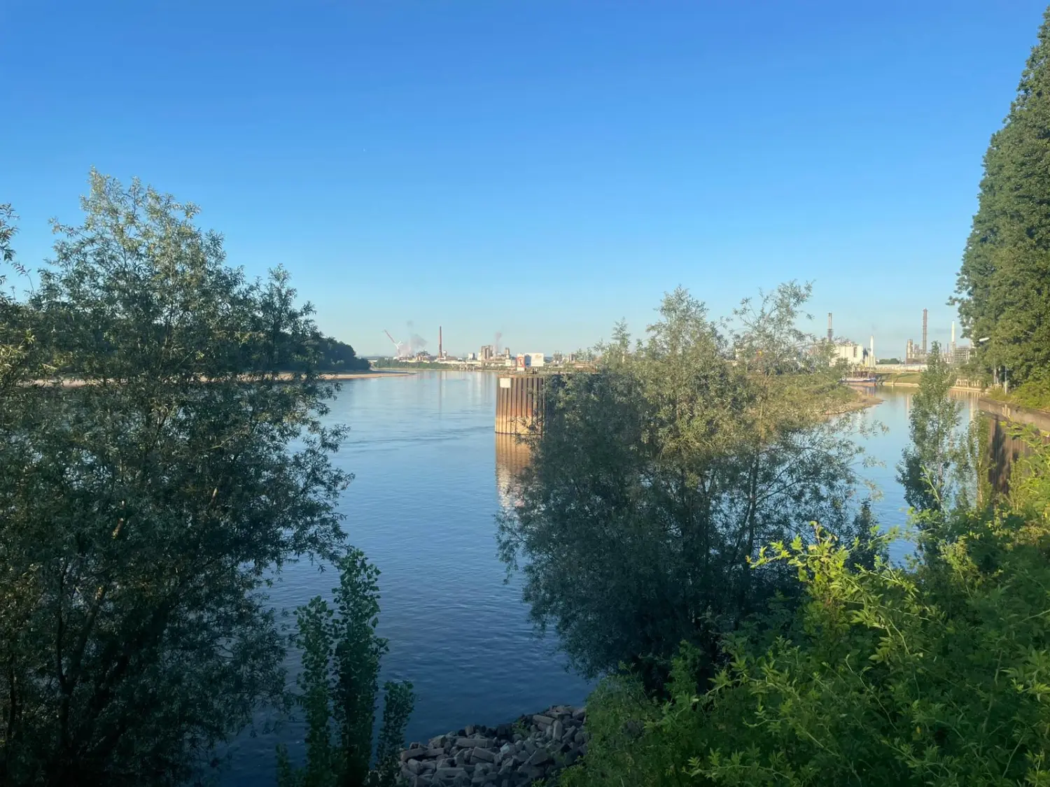 Elektro- und Instrumententechniker, der eine Drohne fliegt, um die Temperatur zu überprüfen und das elektrische System im Solarpanelbereich zu warten.