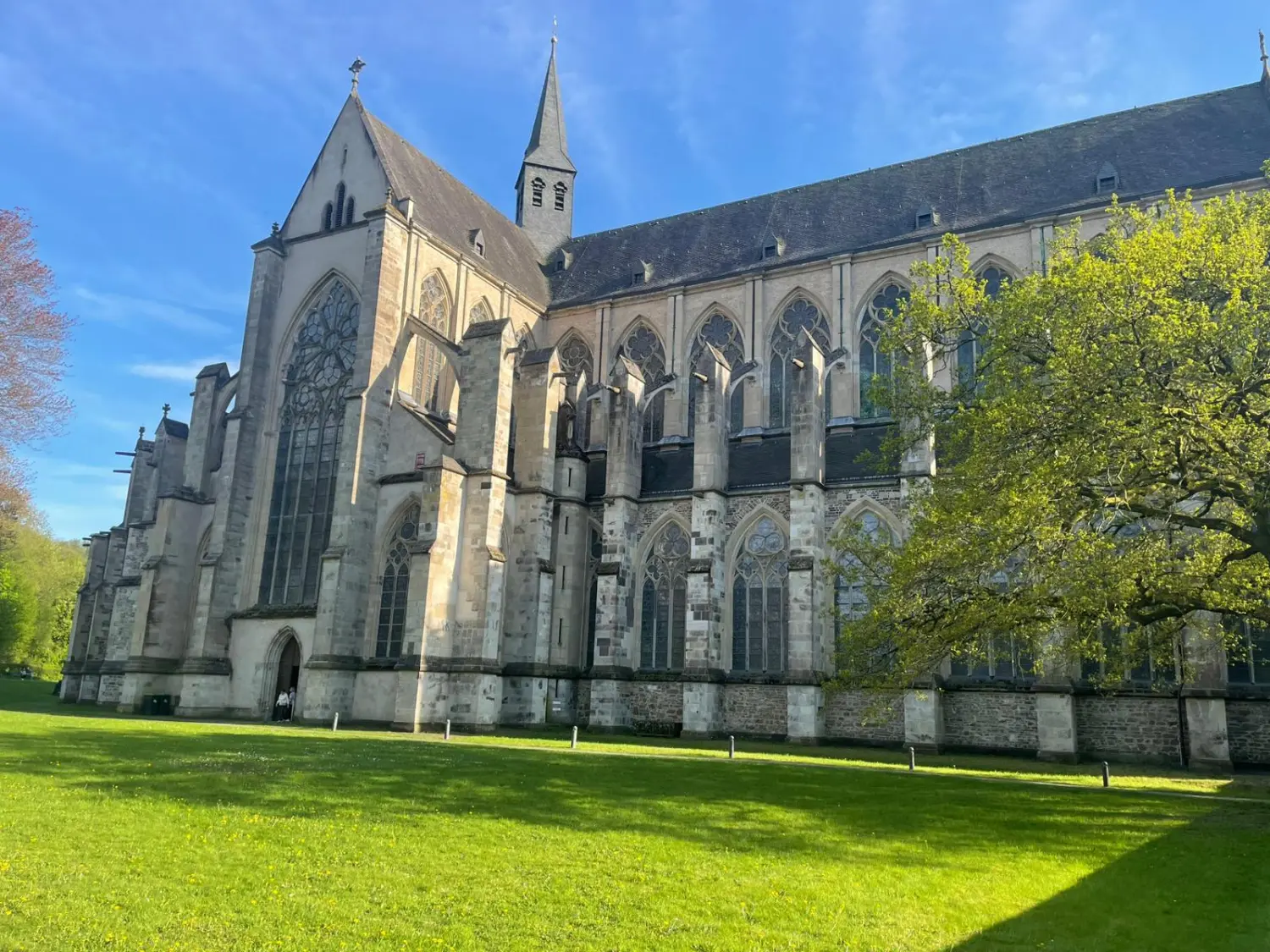 Elektro- und Instrumententechniker, der eine Drohne fliegt, um die Temperatur zu überprüfen und das elektrische System im Solarpanelbereich zu warten.